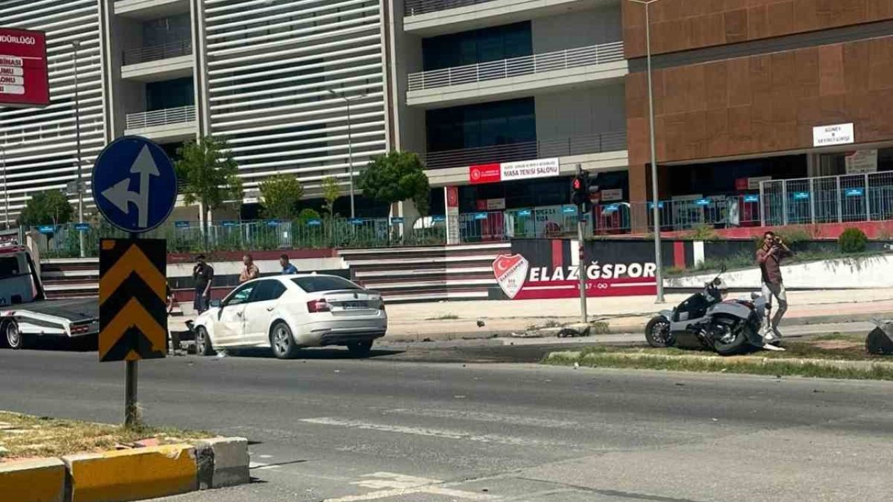 Elazığ’da  otomobil ile motosiklet çarpıştı: 3 yaralı