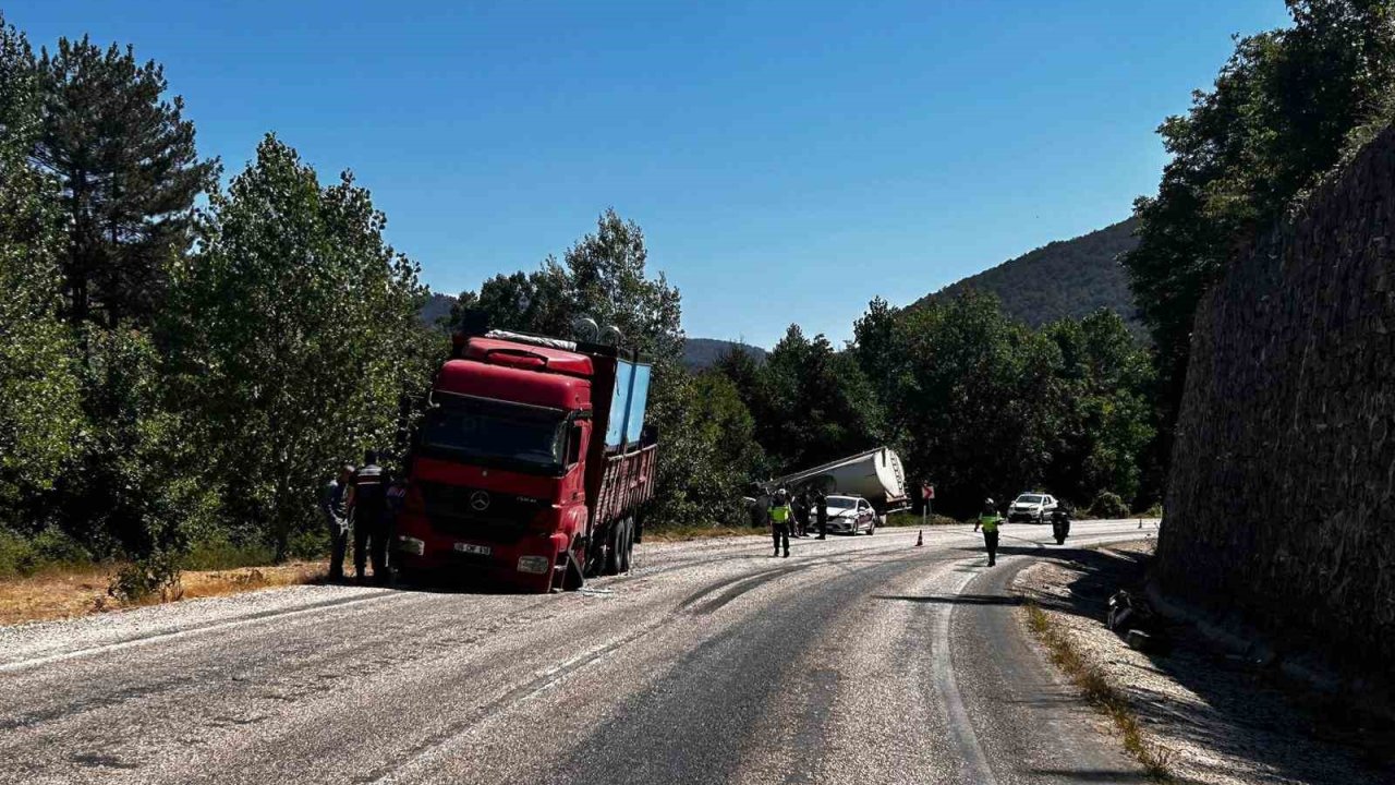 Bolu’da iki kamyon çarpıştı: 1 yaralı