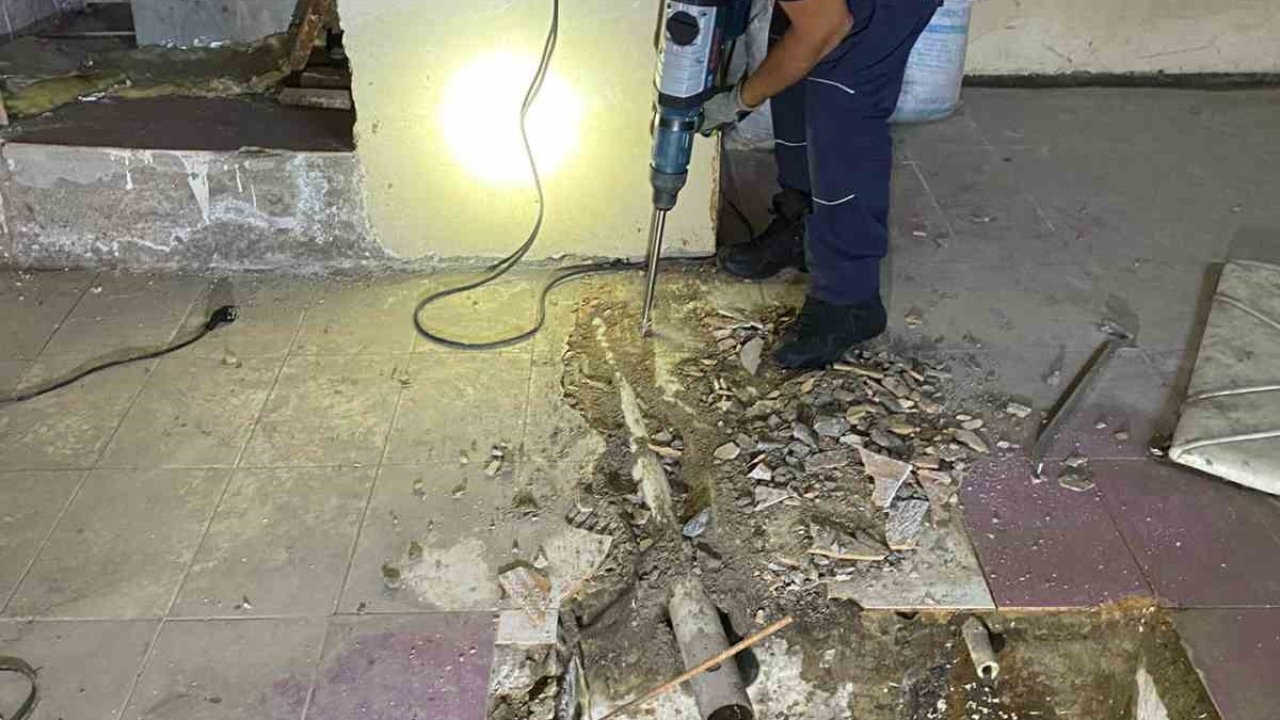 Su borusuna sıkışan yavru kediyi itfaiye kurtardı
