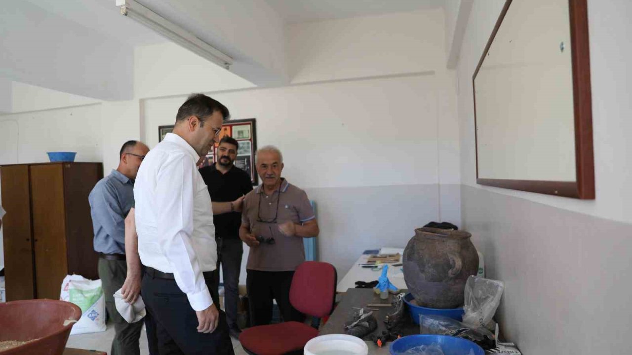 Vali Akmeşe Kınık Höyük Kazı Alanını inceledi