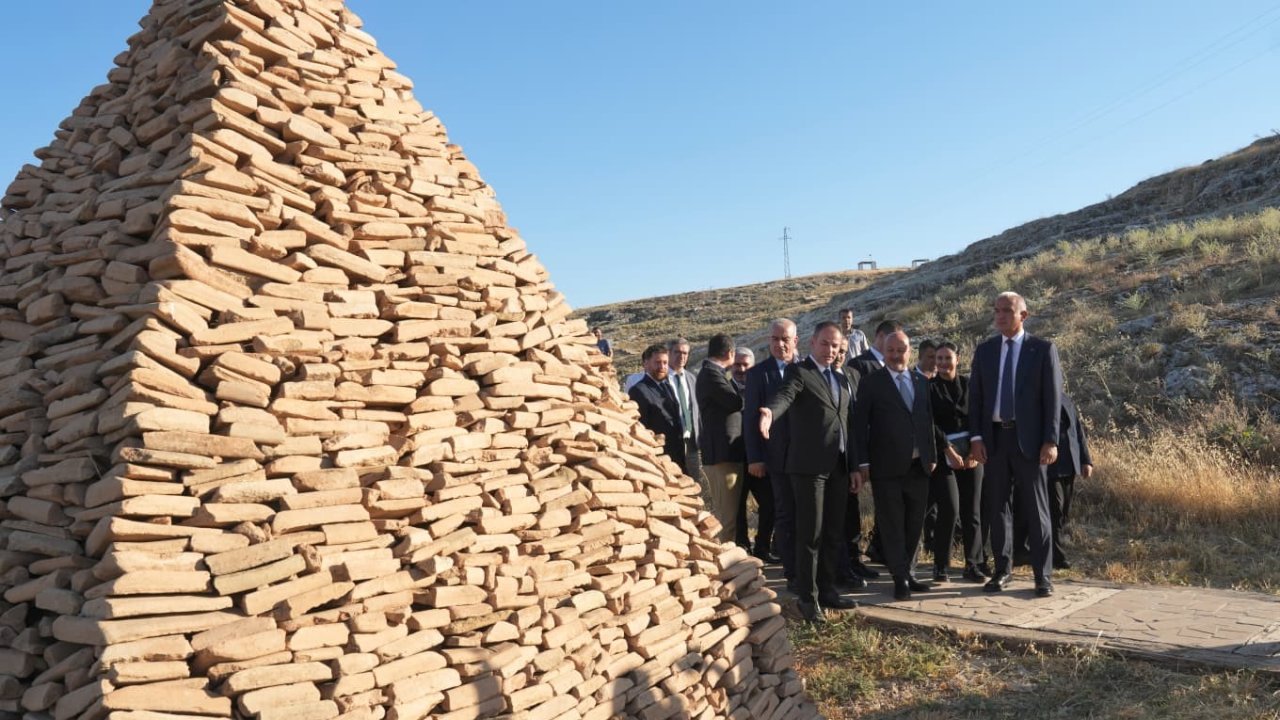 Bakan Ersoy, Perre Antik Kenti’nde yürütülen çalışmaları yerinde inceledi