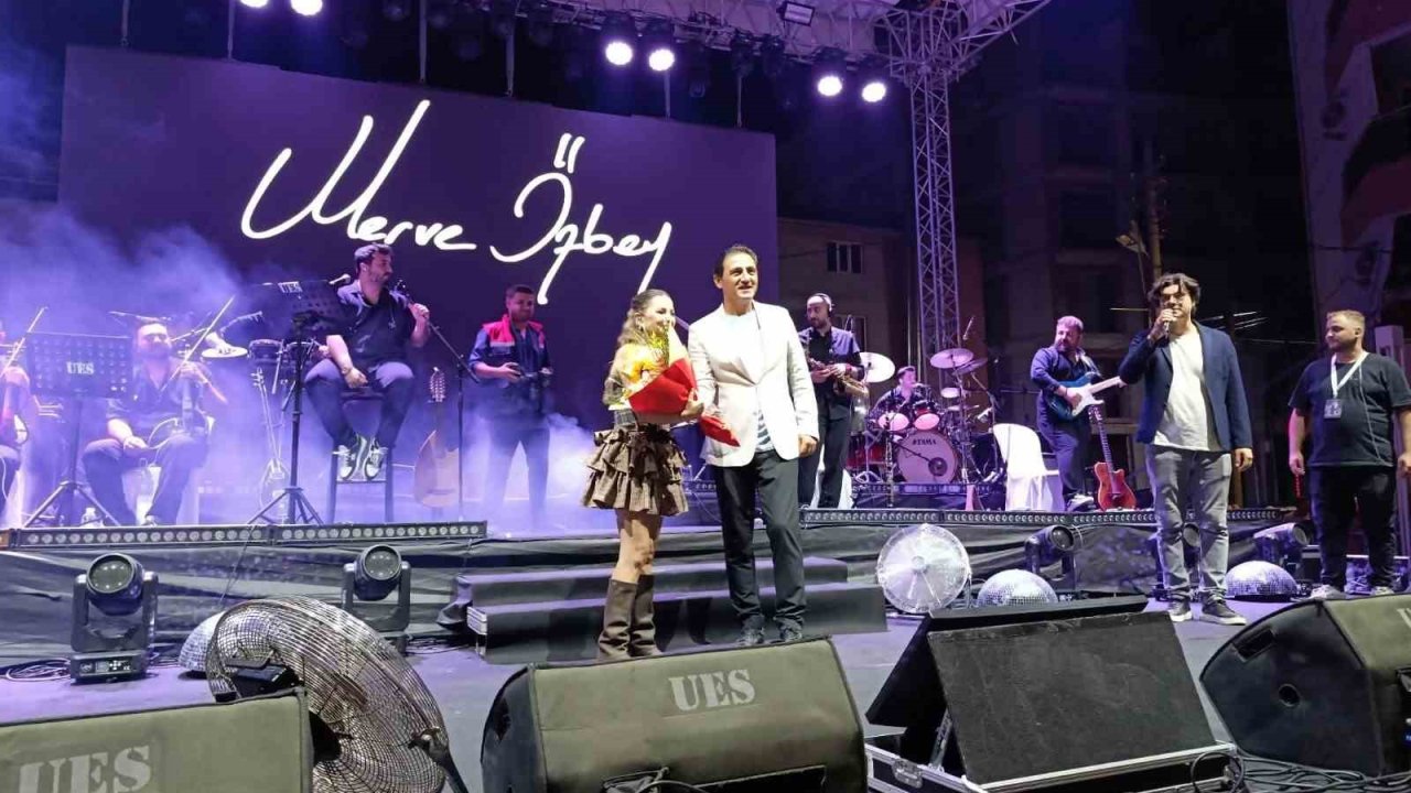 Merve Özbey, Selendi’yi şarkılarıyla coşturdu