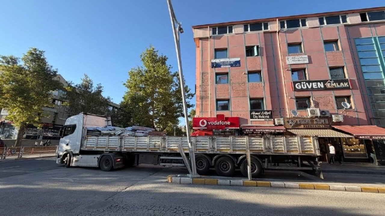 Erzincan’da tırın dorsesi aydınlatma direğine çarptı