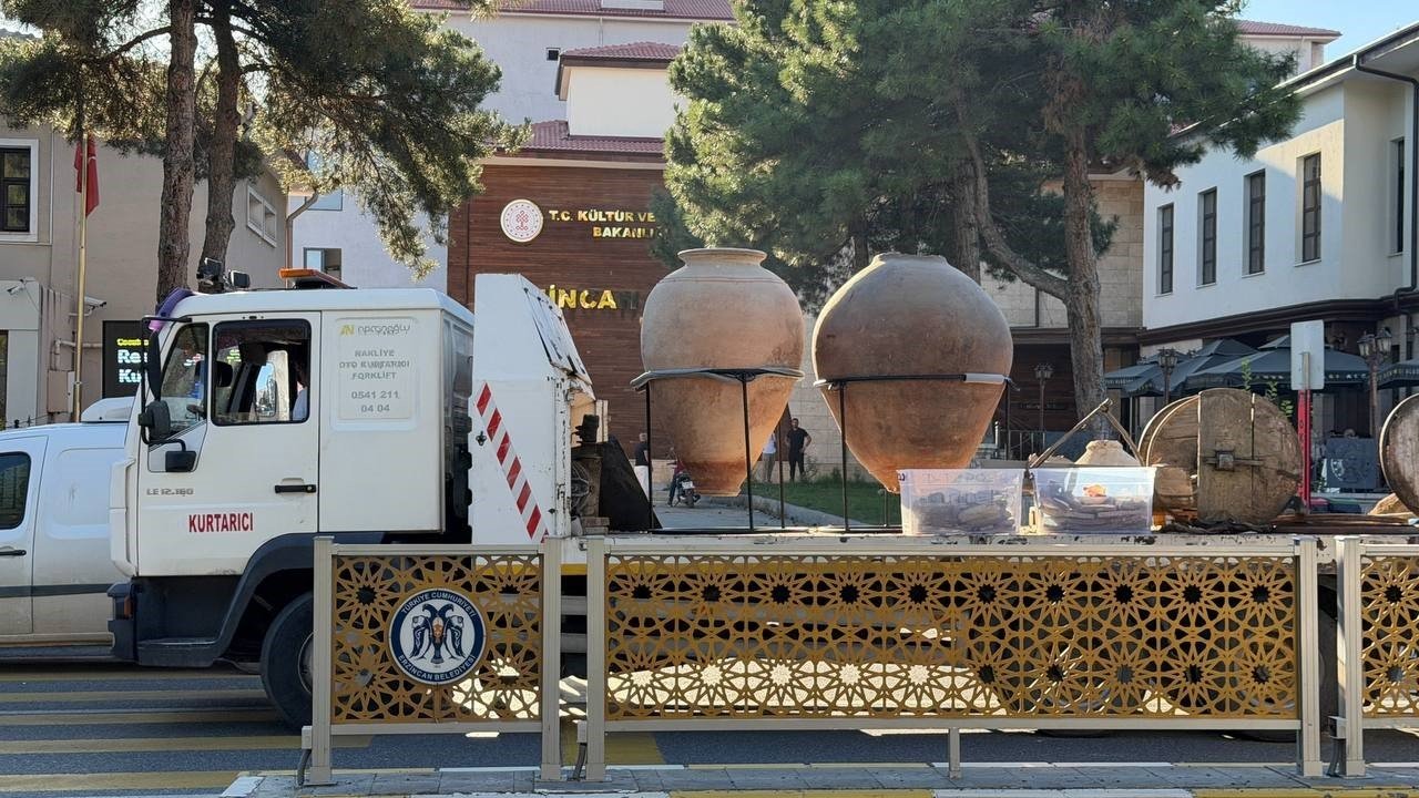 Depreme dayanıksız binadan tarihi eserler çıkarılıyor: Erzincan Müzesine taşınıyor