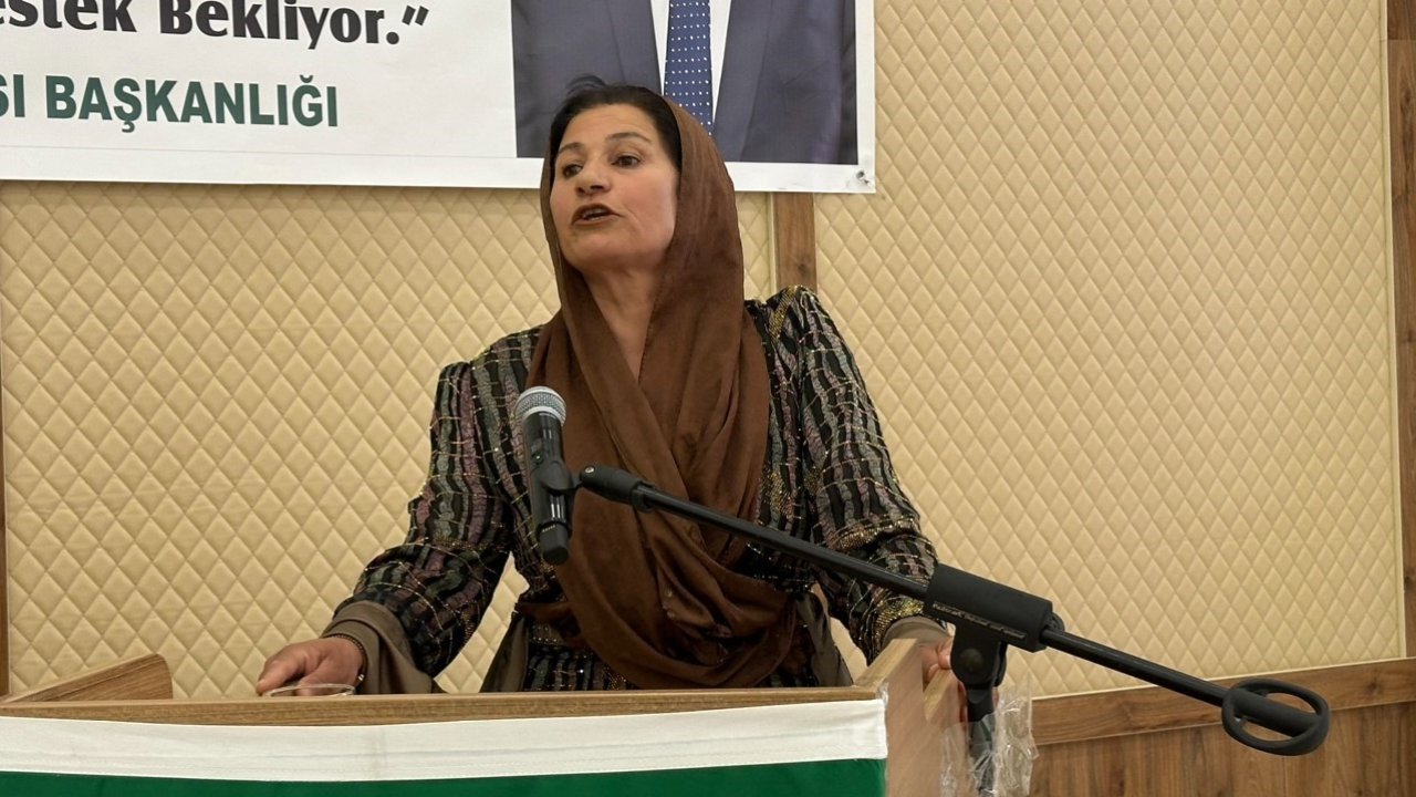 Fistan giyip kürsüye çıkan kadın çiftçi, kadınların yaşadığı sıkıntıları anlattı
