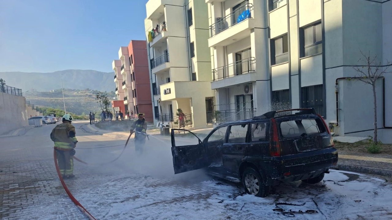 Hatay’da park halindeki otomobil alevlere teslim oldu