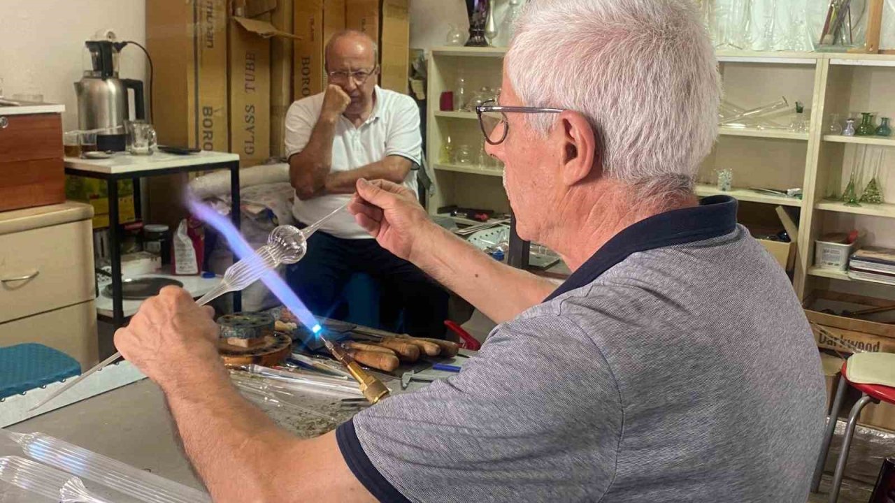 70 yaşındaki adam laboratuvar için ürettiği camları şimdi sanat için şekillendiriyor