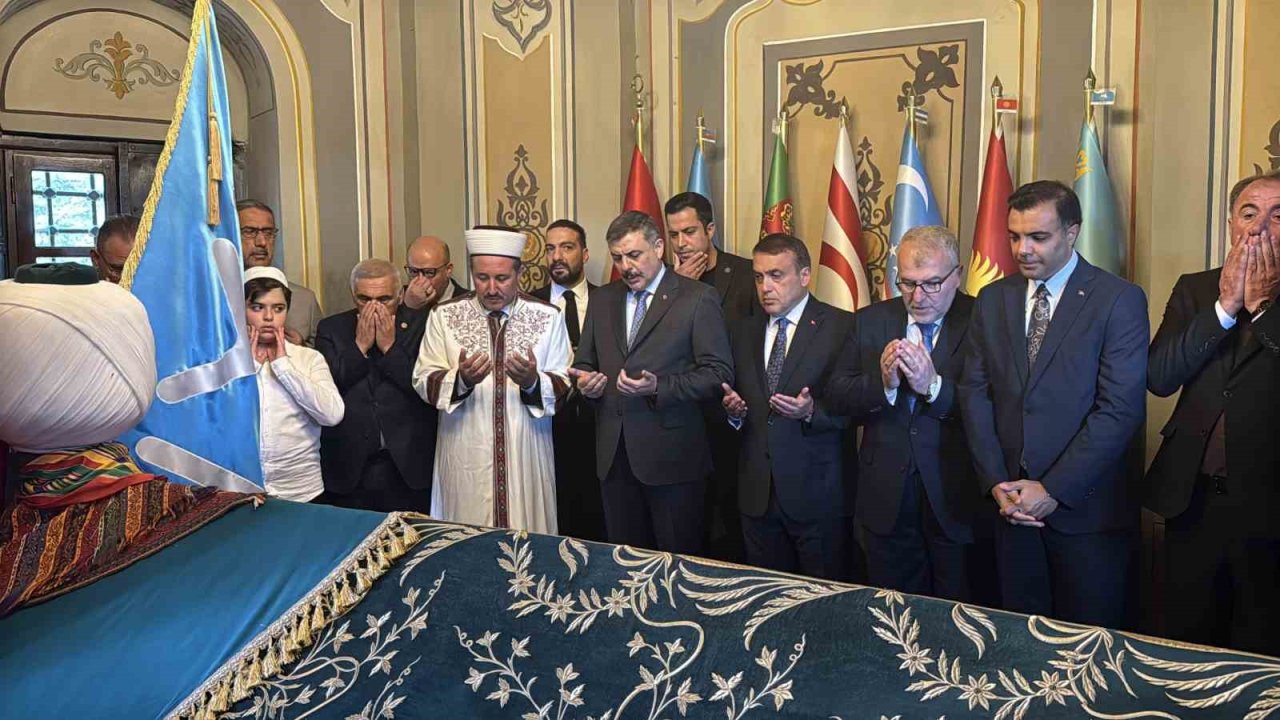 Bakan Çiftçi, Ertuğrul Gazi Türbesi’ni ziyaret etti, hafızlık öğrenimi gören öğrenciye bisiklet hediye etti