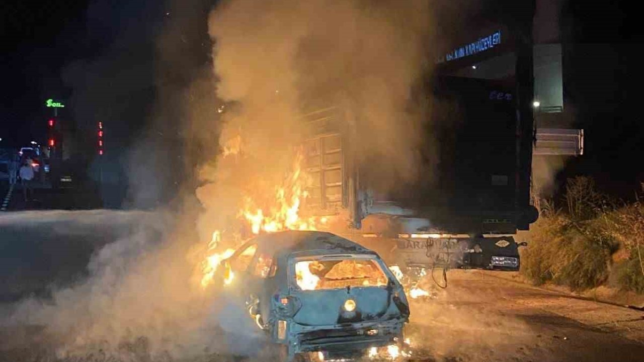 Otomobil ile büyükbaş hayvan yüklü tırın çarpışması sonucu yangın çıktı, 4 hayvan telef oldu