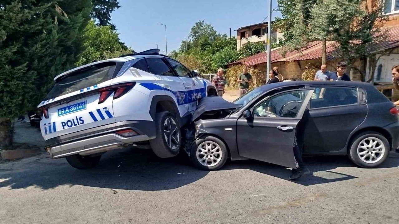Nazilli’de polis aracı ile otomobil çarpıştı: 2 yaralı