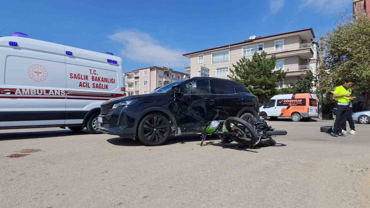 Otomobil ile motosiklet çarpıştı: 1 ağır yaralı