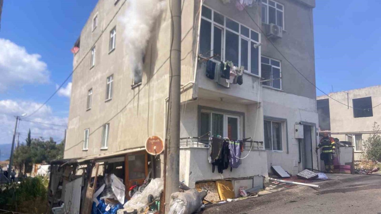 Bandırma’da apartman yangını itfaiye ekiplerince söndürüldü