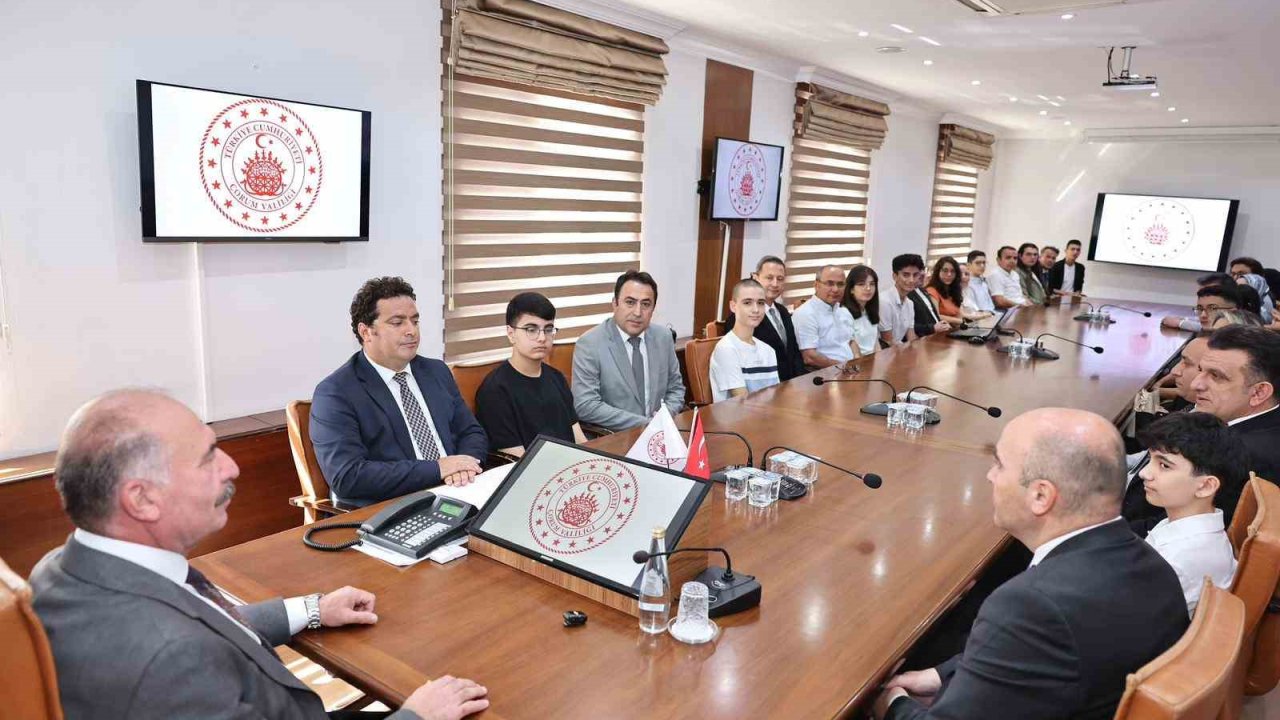 Vali Çalgan, LGS ve YKS’de dereceye giren öğrencilere övgü: "Siz bizim yüz akımızsınız"