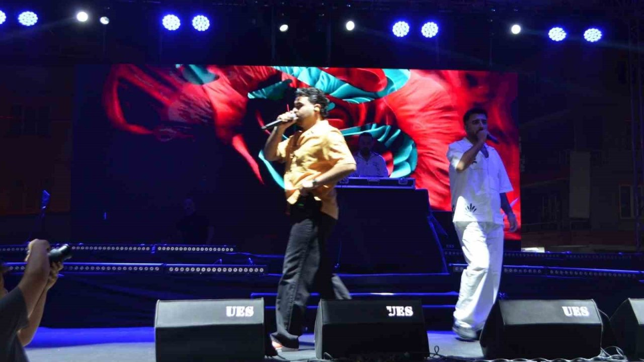 Selendi’de sahne alan Tefo & Seko gençleri coşturdu