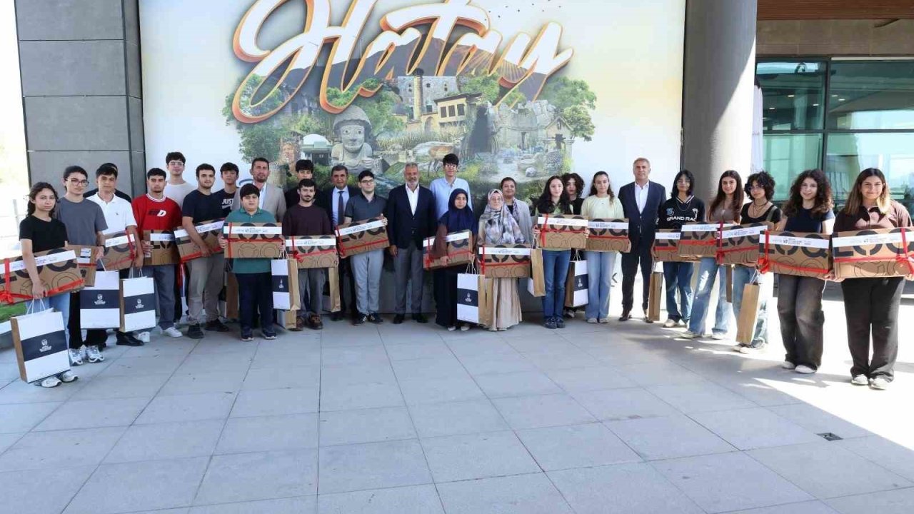 Hatay’ın başarılı gençleri ödüllerini Başkan Öntürk’ten aldı