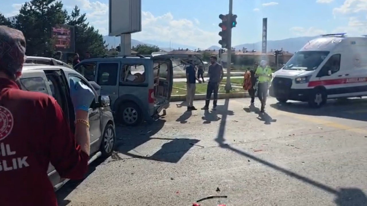 Erzincan’da iki otomobilin çarpıştığı kazada 4 kişi yaralandı