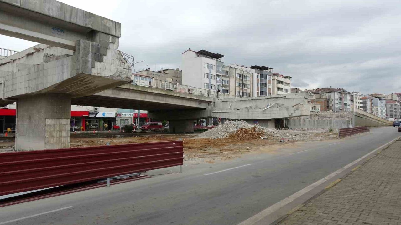 Trabzon’da Reşadiye Viyadüğünde yıkım çalışmaları sürüyor