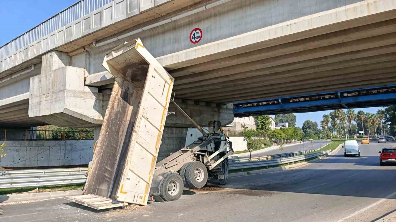 ASKİ kamyonunun damperi köprüde takılı kaldı