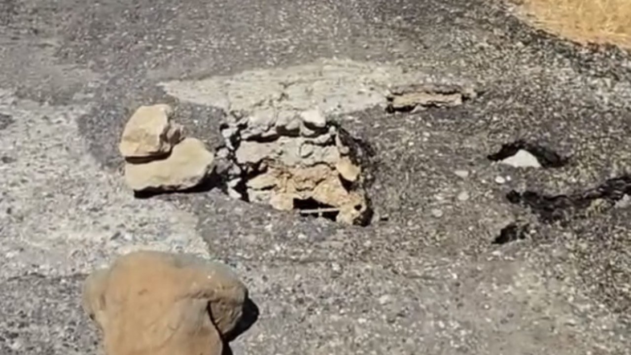 Çüngüş’te bozulan yol tehlike saçıyor