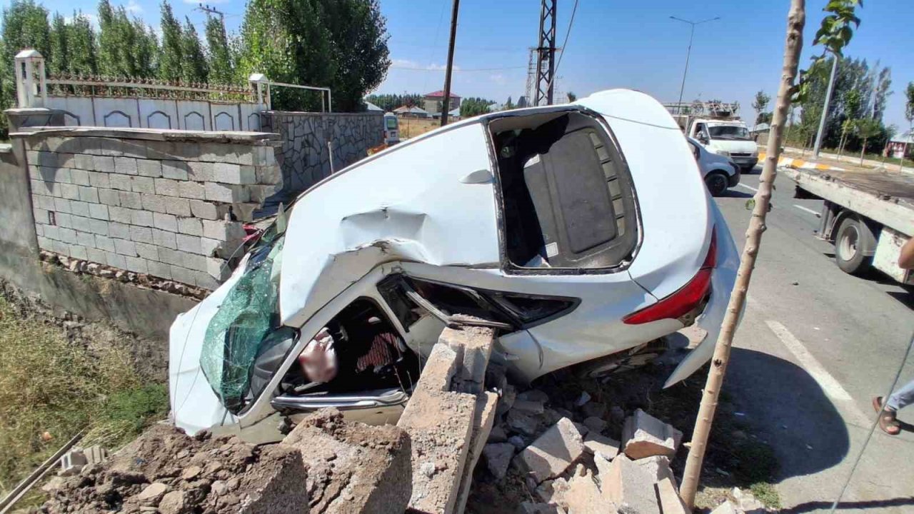 Ağrı’da iki aracın karıştığı feci kazada 4 kişi yaralandı