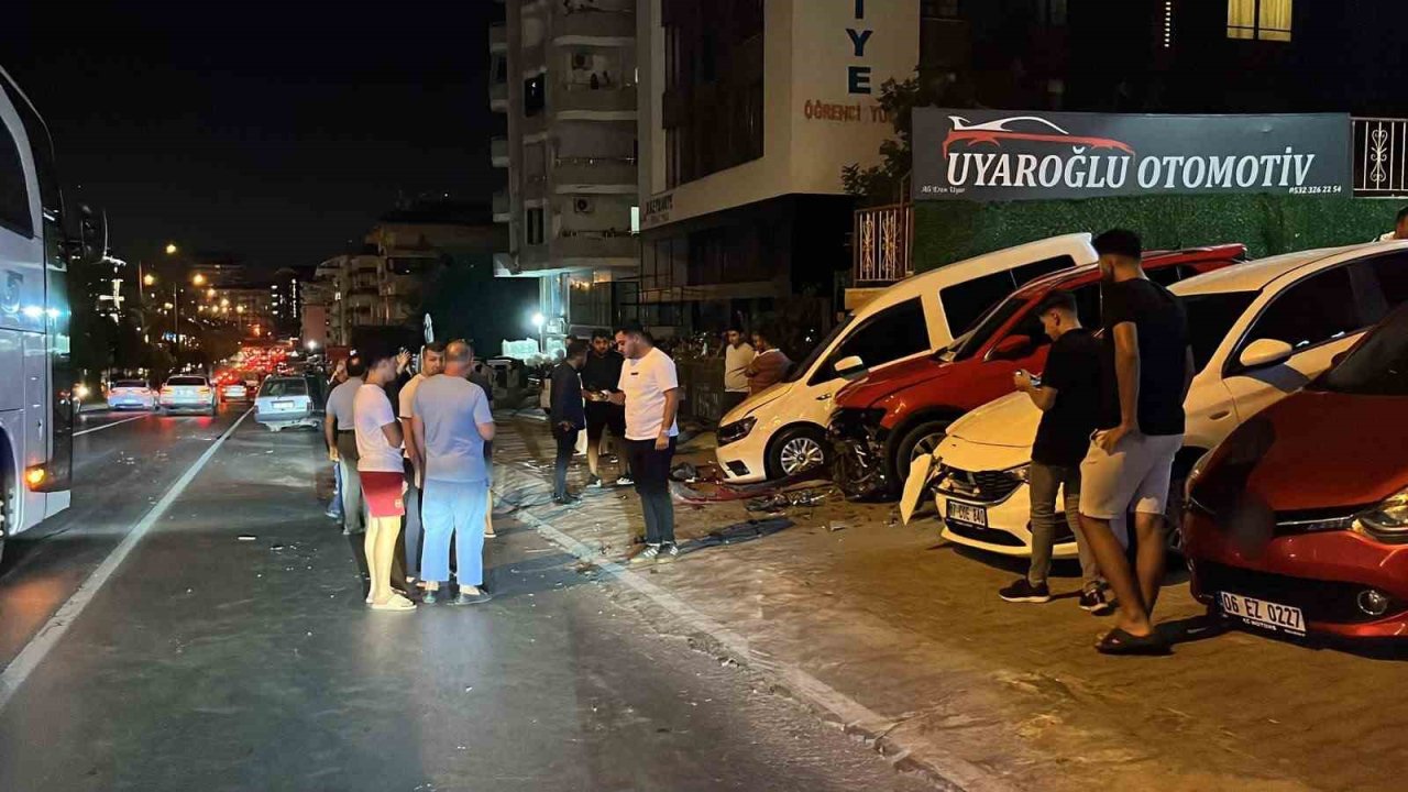 Kontrolden çıkıp savrulan Fiat Tofaş, oto galerideki araçlara çarparak durabildi