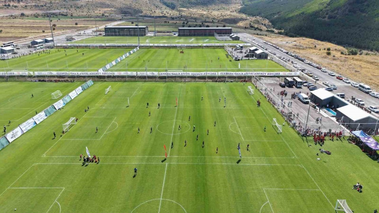 Erciyes’te geleceğin futbol yıldızları sahne alıyor