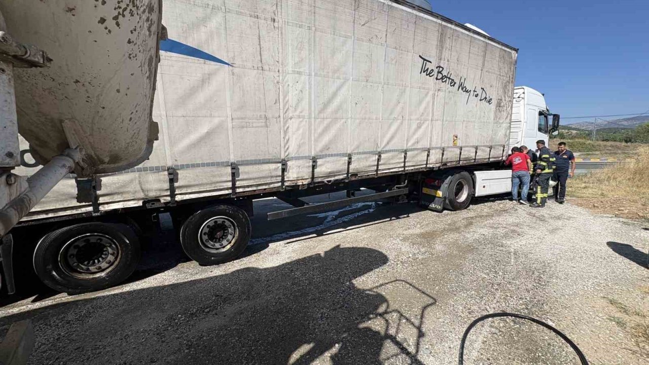 Tırda çıkan yangına, çevreden geçen beton mikseri yardıma koştu