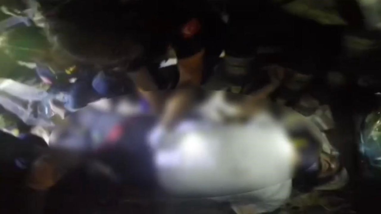 Akaryakıt tankerinde sıkışan iki kişinin kurtarılma anları kamerada