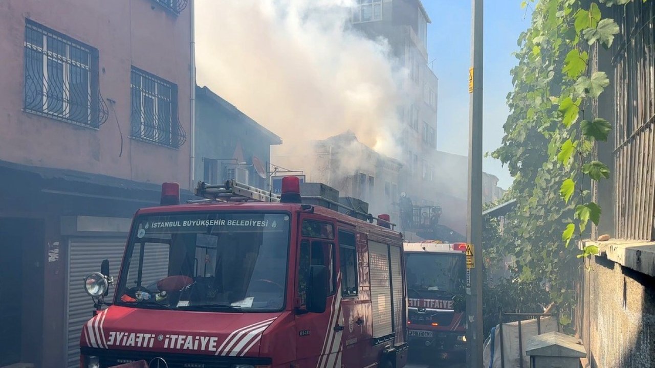 Beyoğlu’nda iki katlı iş yerinde çıkan yangın söndürüldü