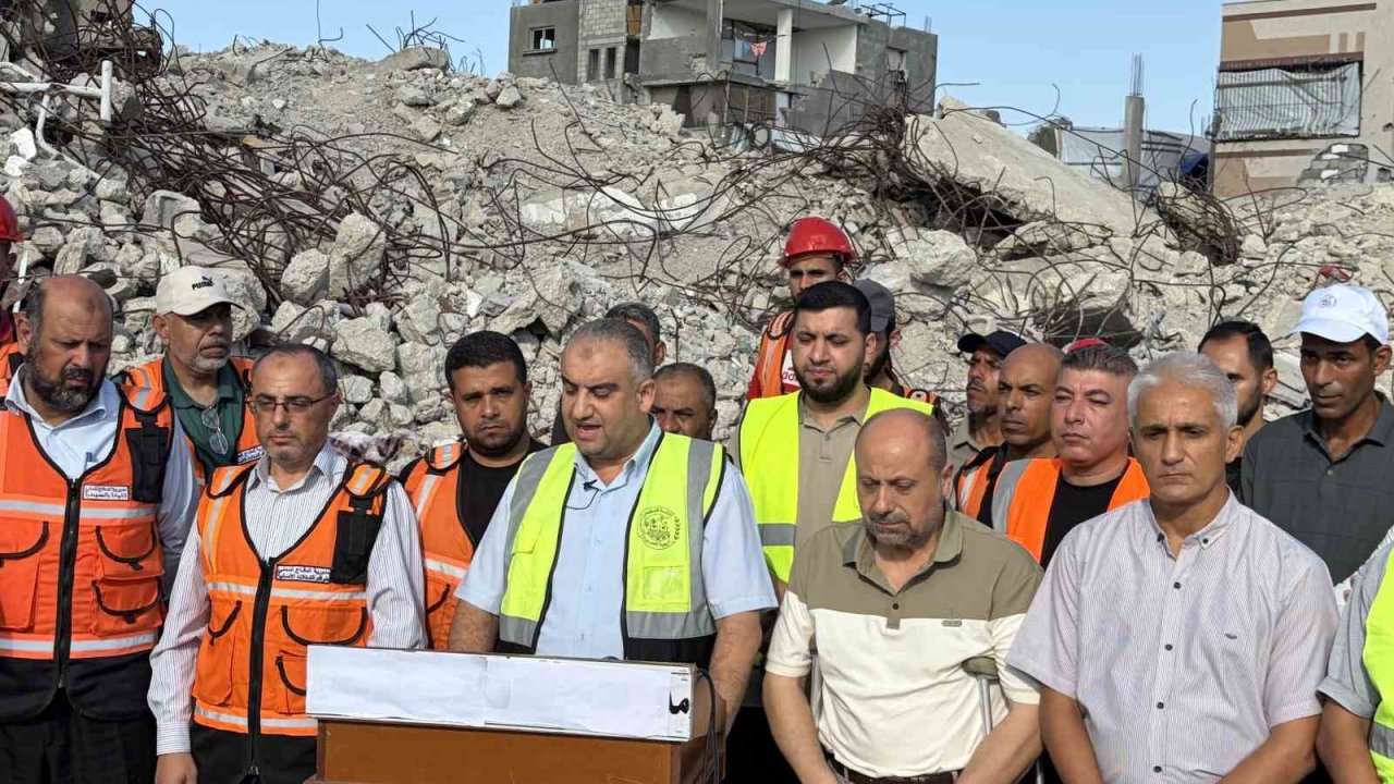Gazze’de 6 katlı binanın enkazındaki 150 cenaze için "tek" iş makinesiyle arama başlatıldı