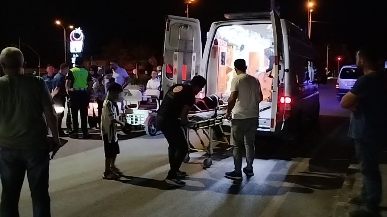 Otomobil ile elektrikli motosiklet çarpıştı: 3 yaralı