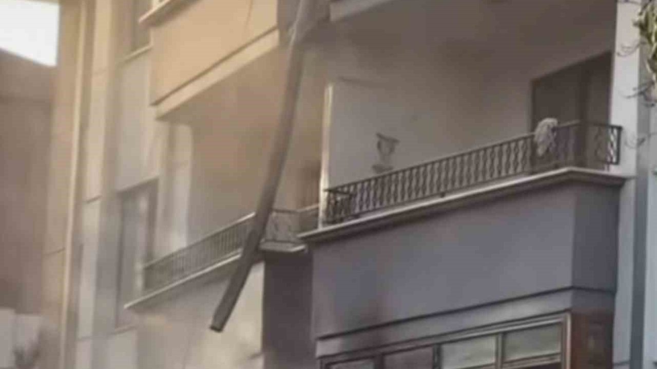 Elektrikli araç şarj istasyonunda çıkan yangın daireye sıçradı