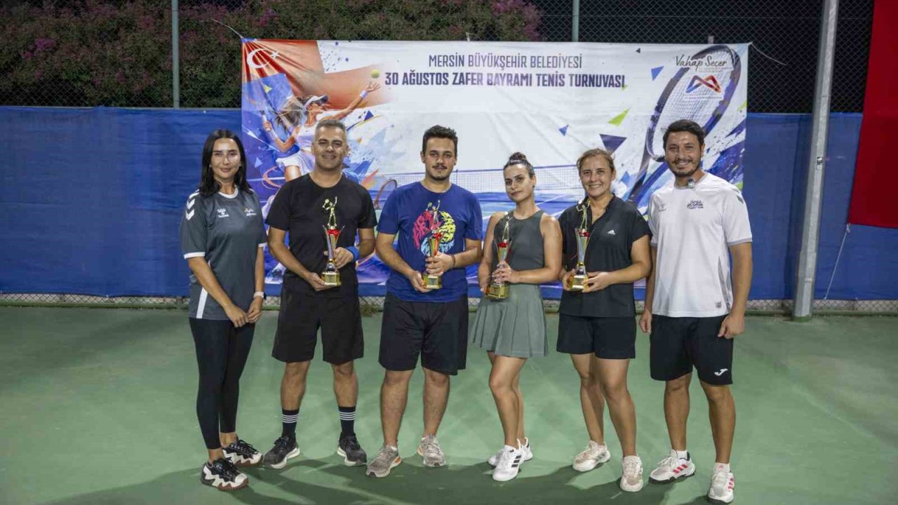 Mersin’de Zafer Bayramı tenis turnuvasında şampiyonlar belli oldu