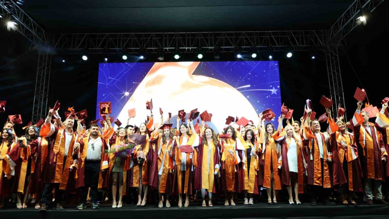 İEÜ’de uzmanlık yolculuğu diplomayla taçlandı