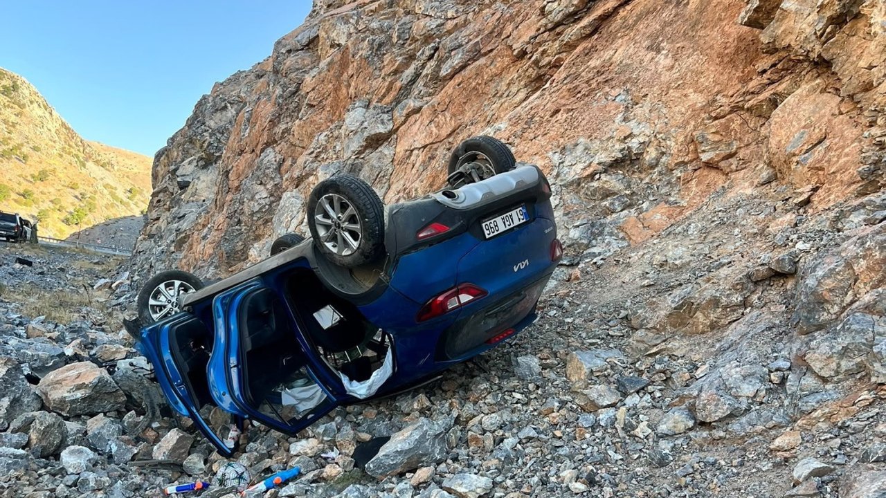 Otomobil şarampole yuvarlandı: 1’i çocuk 5 kişi yaralandı