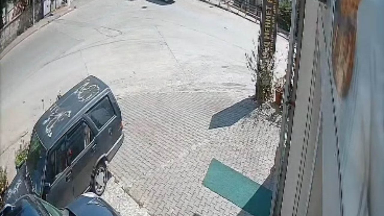 Hafif ticari araç ile motosiklet çarpıştı