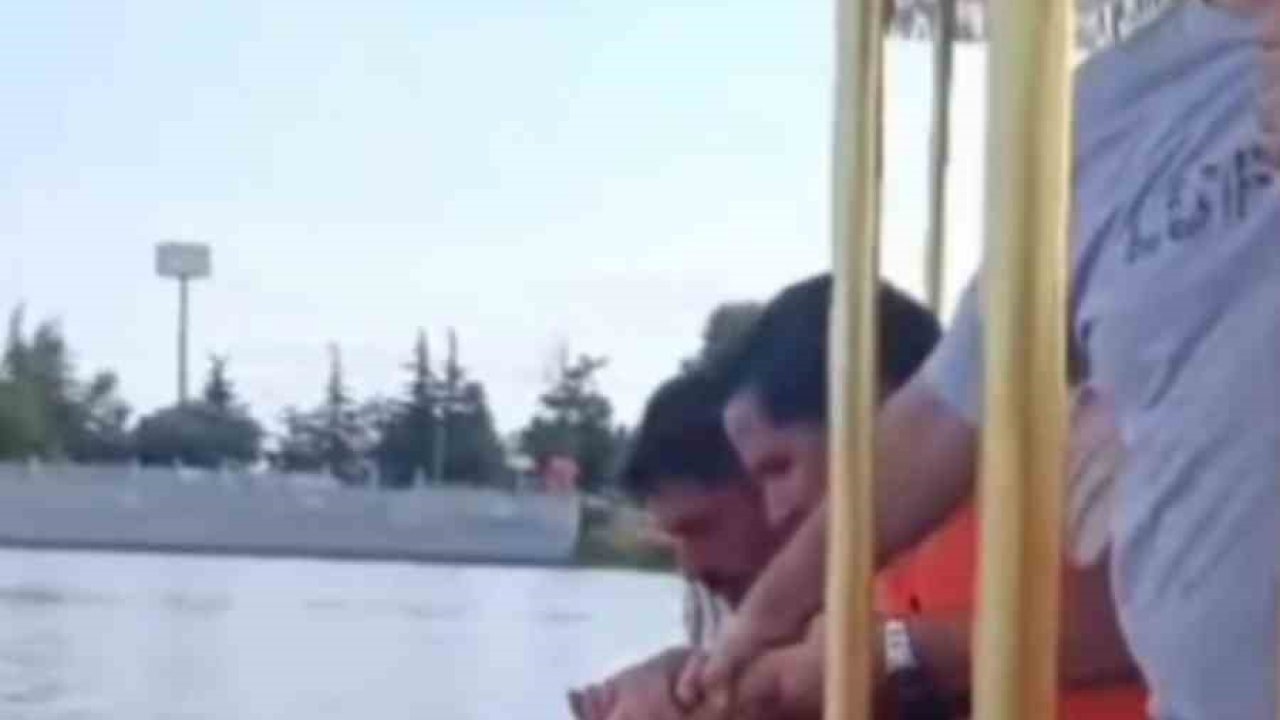 Köprüden nehre düşen adamı, gezi teknesindeki vatandaşlar kurtardı