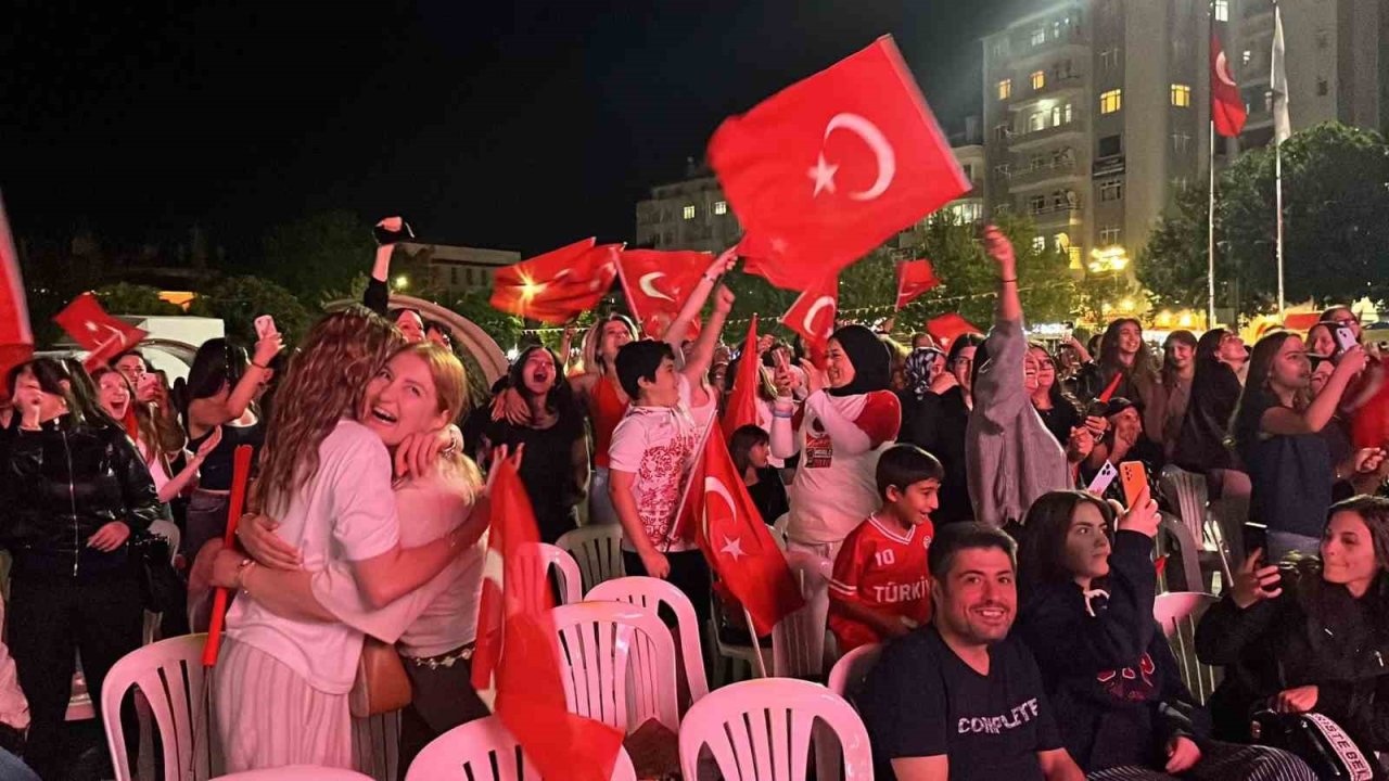 A Milli Kadın Voleybol Takımı’nın Avrupa şampiyonluğu Çorum’da coşkuyla kutlandı