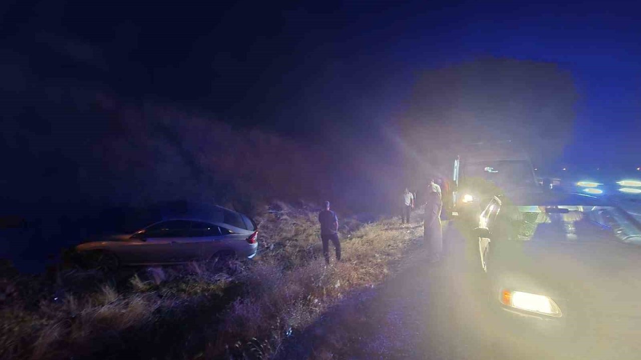 Bingöl’de otomobil yoldan çıktı: 2 yaralı