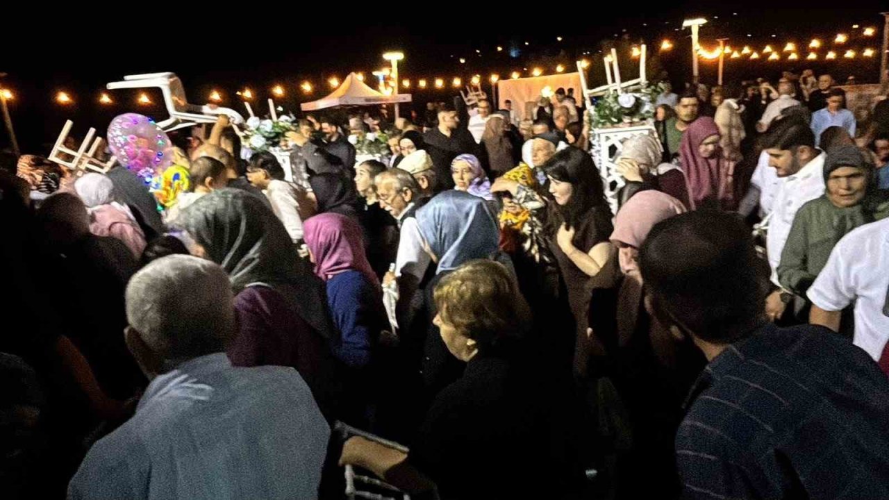 Ani bastıran yağmur düğünü takılar takılamadan dağıttı