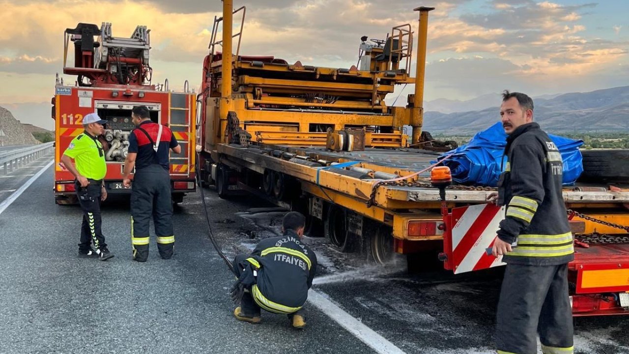 Erzincan’da seyir halindeki tırın dorsesi yandı