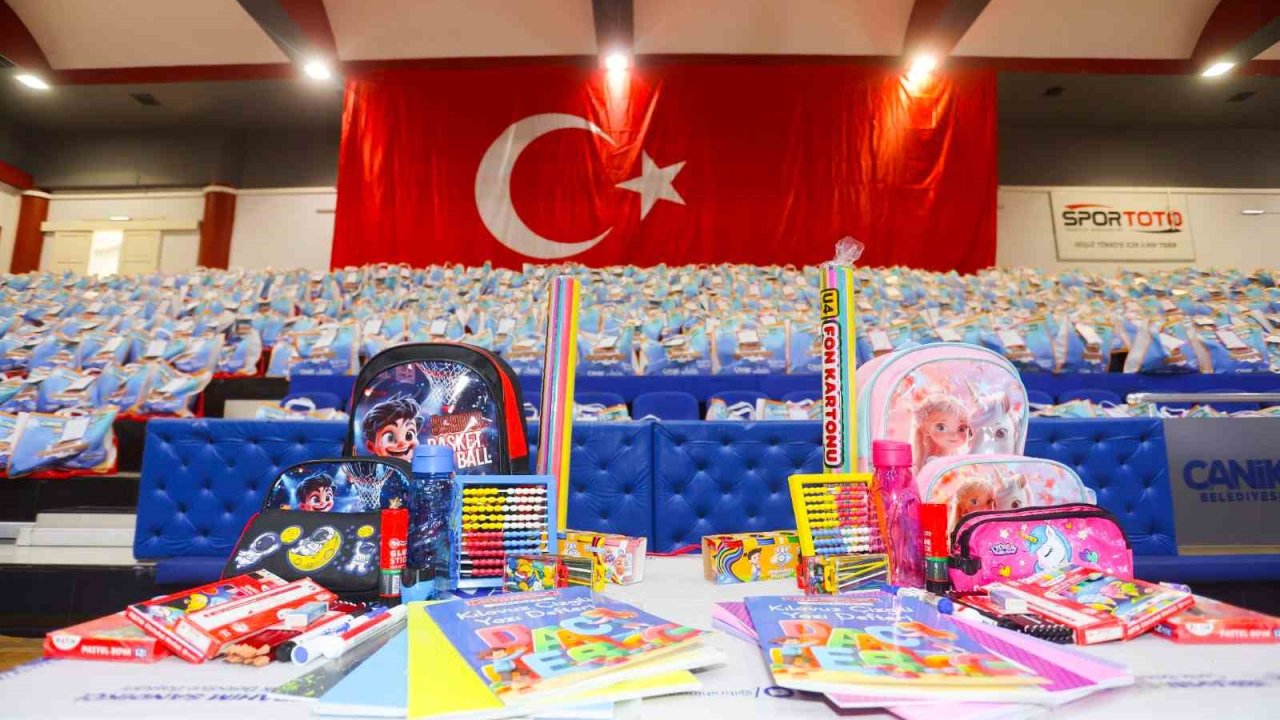 Başkan Sandıkçı: "Birinci sınıfa başlayan tüm öğrencilere çanta ve kırtasiye seti belediyemizden hediye"