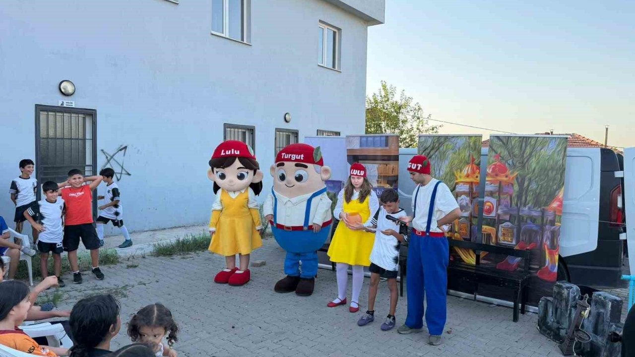 ‘Turgut ve Lulu’ Sokak Tiyatrosu ile çocuklarla buluştu