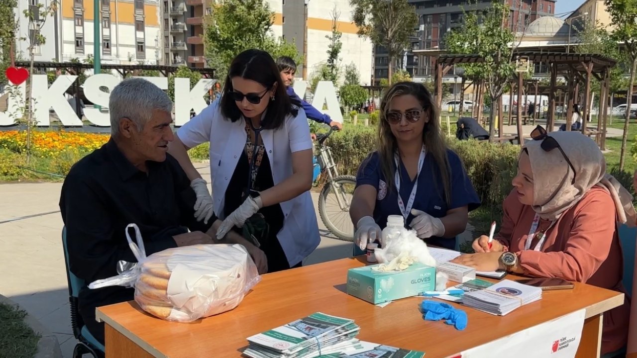 Yüksekova’da parkta sağlık molası: Vatandaşlar tansiyon ve şeker ölçümü için akın etti