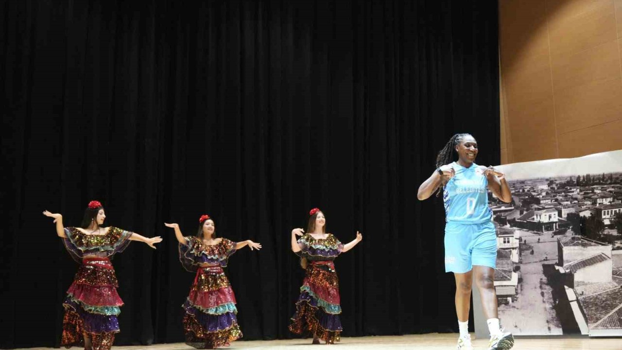 Turgutlu’da kadın takımların yeni sezon lansmanı kültür ve sporla buluştu