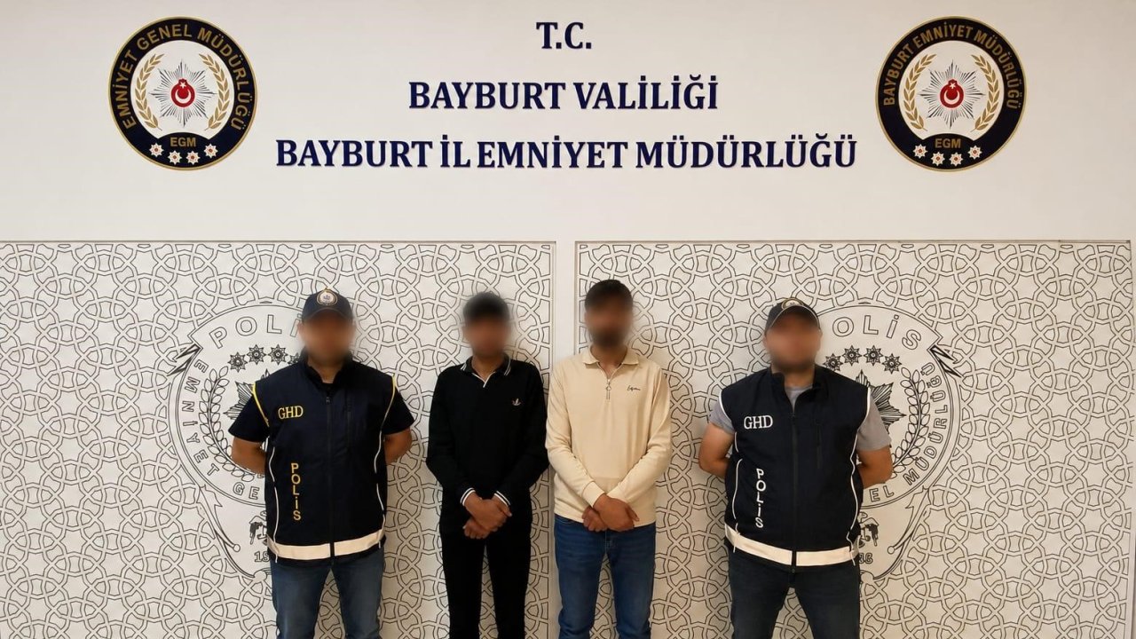 Bayburt’ta 2 düzensiz göçmen sahte yol izin belgesiyle yakalandı