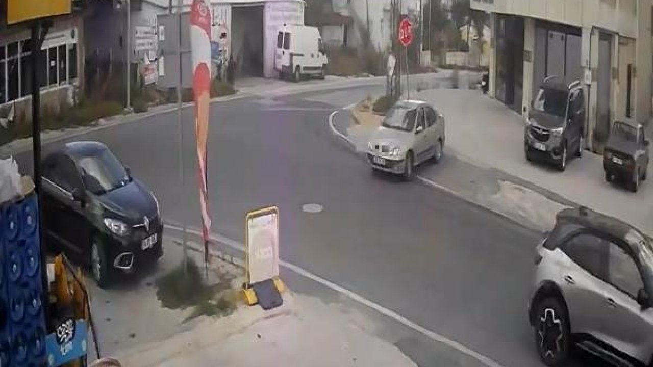 Geri manevra yaparken "DUR" tabelasına çarptı, öfkesini tabeladan çıkardı