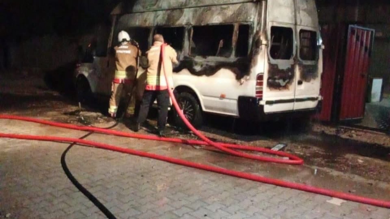 Hatay’da minibüs alevlere teslim oldu