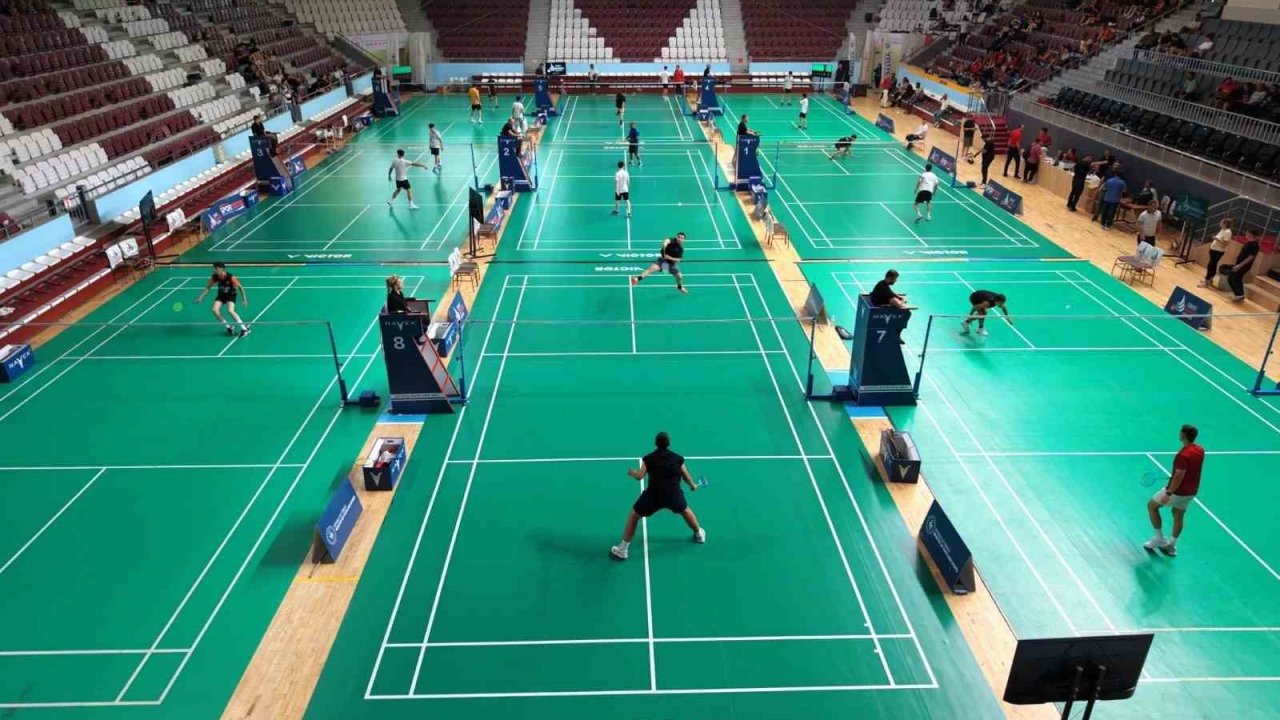 Büyükler Türkiye Badminton Şampiyonası Hatay’da başladı