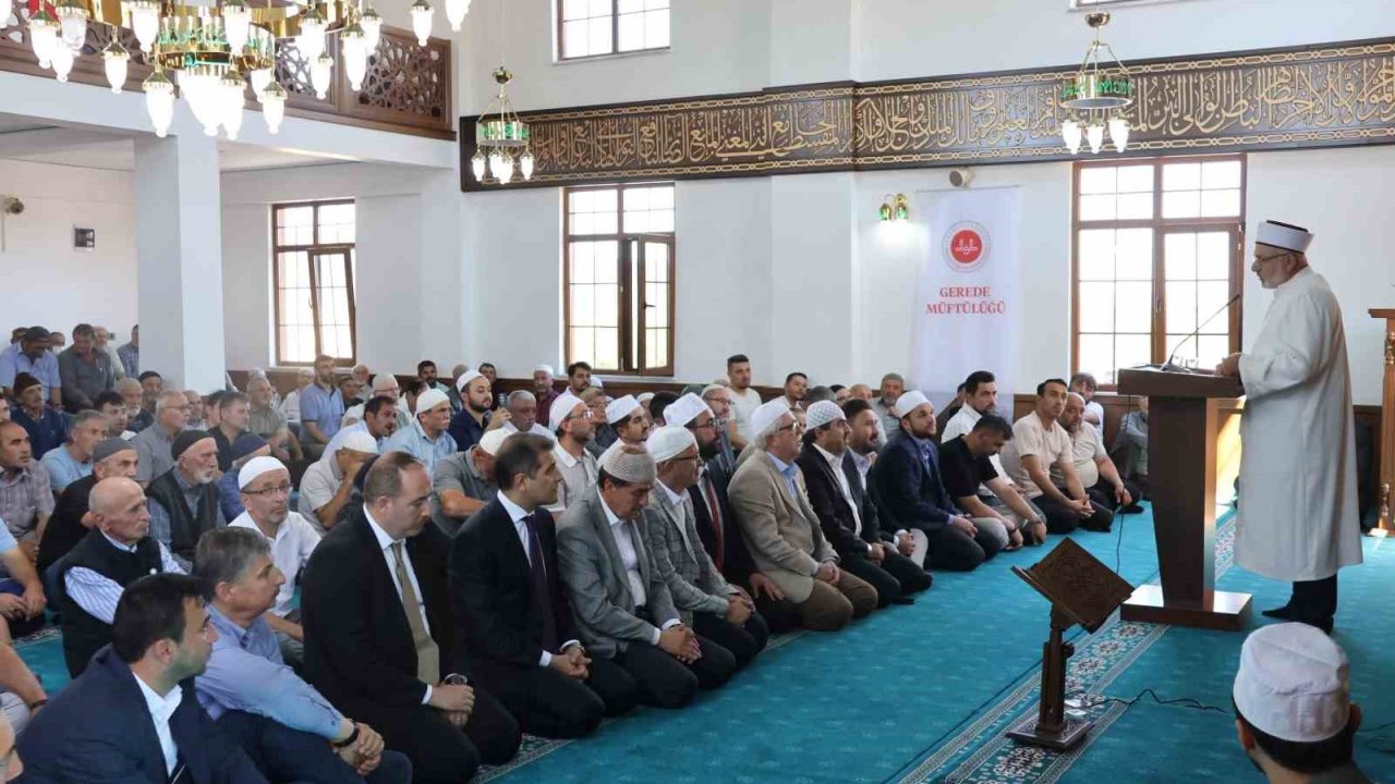 Eski cami korundu, yenisi ibadete açıldı